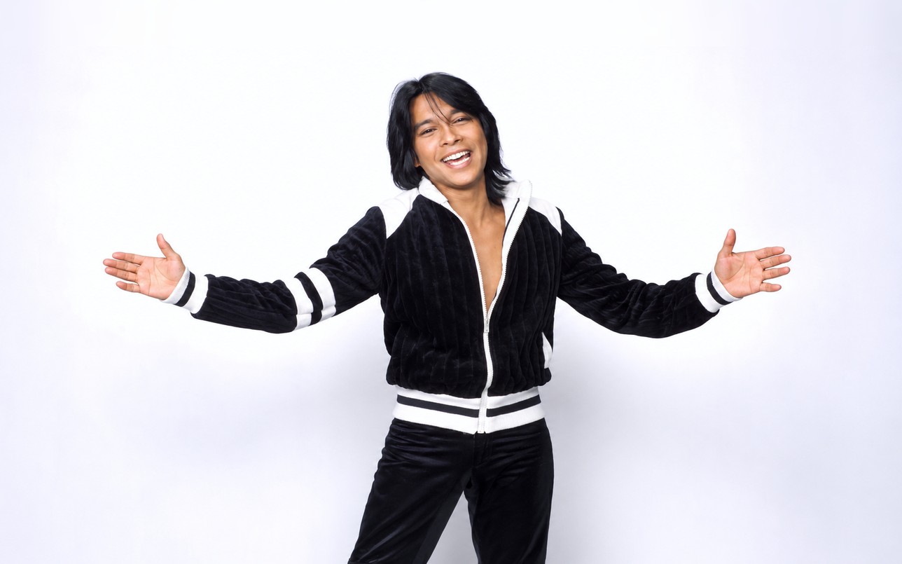 Dato Shake in 1976, black velour jacket on blue